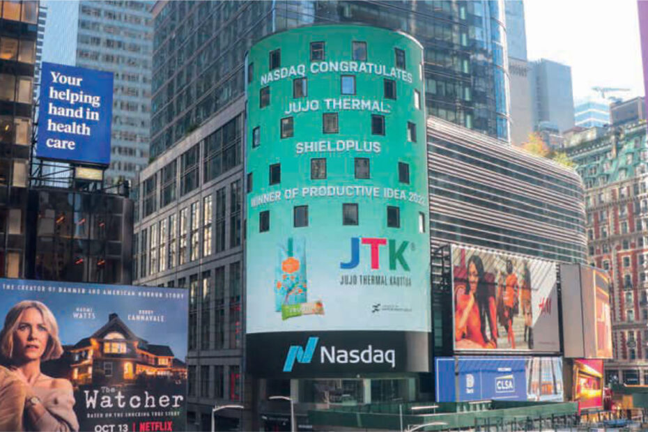 Il logo di Jujo Thermal e il prodotto vincitore visualizzato sullo schermo del Nasdaq a Times Square